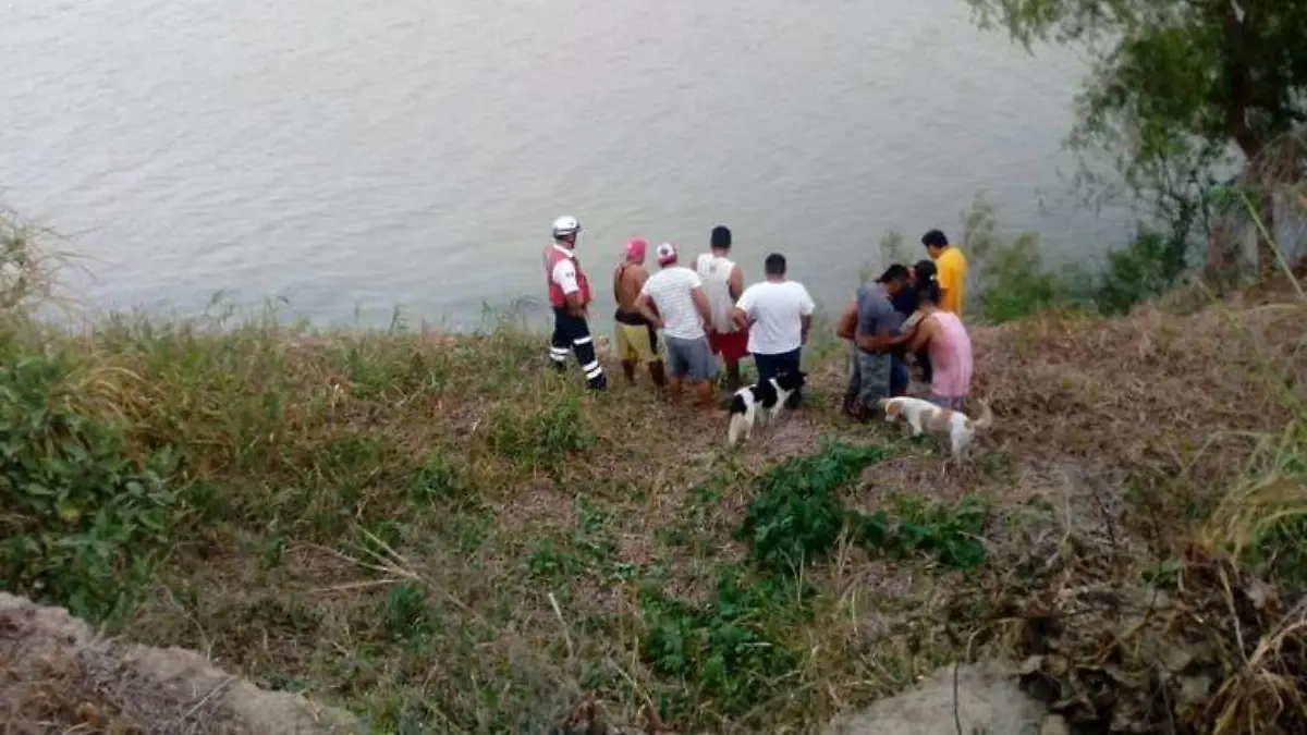 personas a orillas del río tecolutla